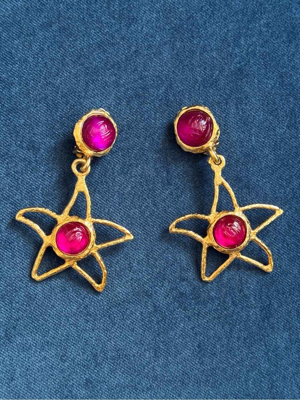 Rare vintage Graziano gold-toned dangling star pink resin cabochons Clip earring